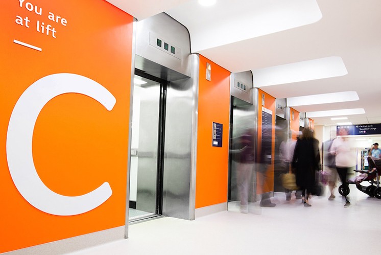 如何應(yīng)用顏色增加標(biāo)識系統(tǒng)的方向感與高級感？